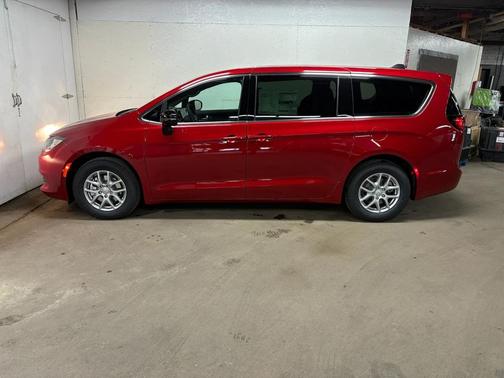 Red Hot Pearlcoat 2026 Chrysler Voyager LX