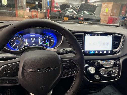 2026 Chrysler Voyager LX