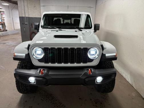 Bright White Clearcoat 2026 Jeep Gladiator Mojave 4x4