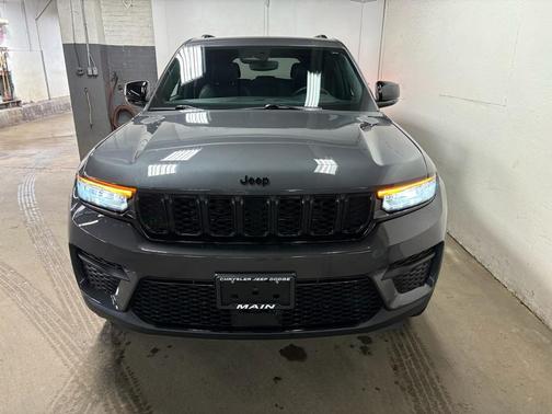 Baltic Gray Metallic Clearcoat 2024 Jeep Grand Cherokee Altitude