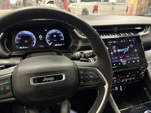 Baltic Gray Metallic Clearcoat 2024 Jeep Grand Cherokee Altitude