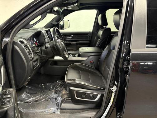 Diamond Black Crystal Pearlcoat 2023 RAM 1500 Laramie