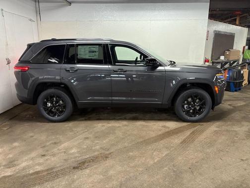 Baltic Gray Metallic Clearcoat 2026 Jeep Grand Cherokee Altitude