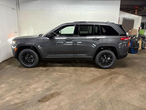 Baltic Gray Metallic Clearcoat 2026 Jeep Grand Cherokee Altitude