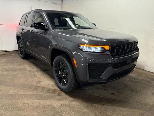 Baltic Gray Metallic Clearcoat 2026 Jeep Grand Cherokee Altitude