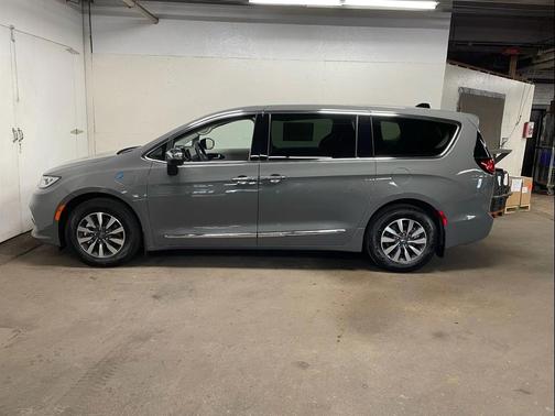2023 Chrysler Pacifica Hybrid Limited