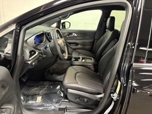 Diamond Black Crystal Pearlcoat 2027 Chrysler Pacifica L