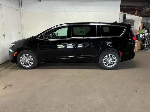 Diamond Black Crystal Pearlcoat 2027 Chrysler Pacifica L