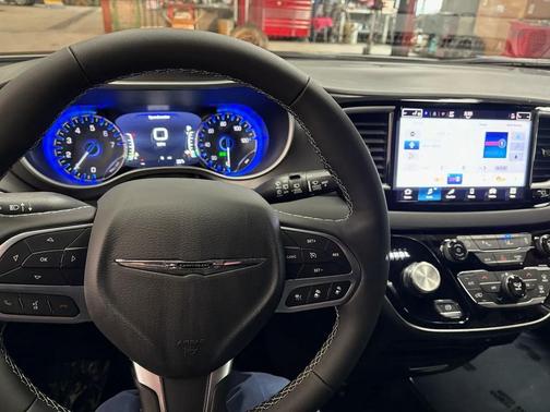 2026 Chrysler Voyager LX