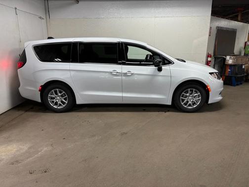 2026 Chrysler Voyager LX