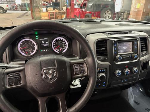 Diamond Black Crystal Pearlcoat 2021 RAM 1500 Classic Express