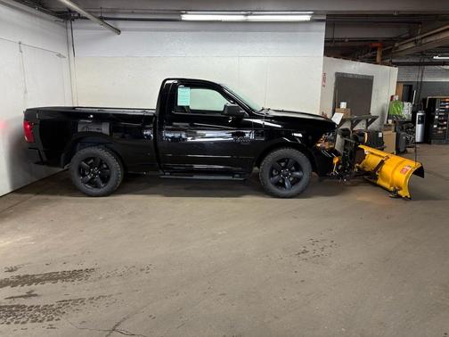 Diamond Black Crystal Pearlcoat 2021 RAM 1500 Classic Express