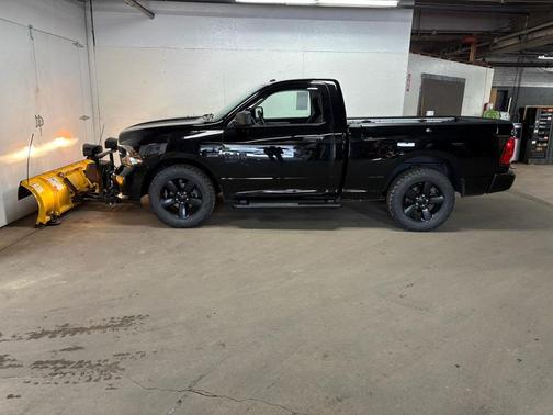 Diamond Black Crystal Pearlcoat 2021 RAM 1500 Classic Express