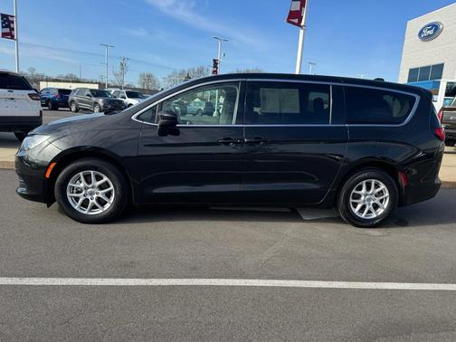 Brilliant Black Crystal Pearlcoat 2022 Chrysler Voyager LX