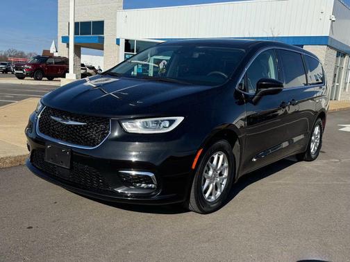 Brilliant Black Crystal Pearlcoat 2023 Chrysler Pacifica Touring L