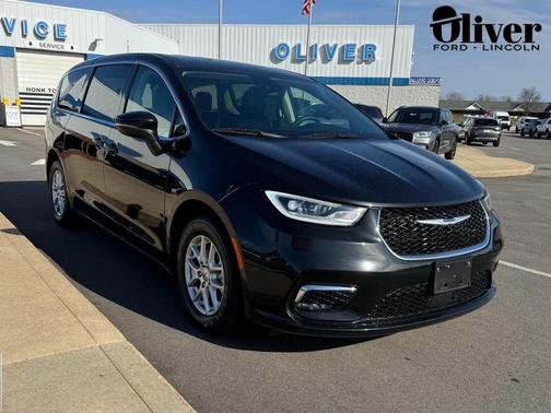 Brilliant Black Crystal Pearlcoat 2023 Chrysler Pacifica Touring L