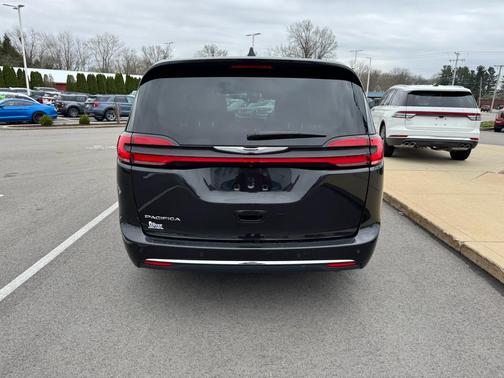 Brilliant Black Crystal Pearlcoat 2023 Chrysler Pacifica Touring L