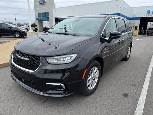 Brilliant Black Crystal Pearlcoat 2023 Chrysler Pacifica Touring L