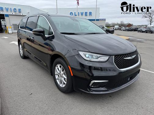 Brilliant Black Crystal Pearlcoat 2023 Chrysler Pacifica Touring L