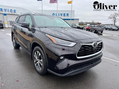 Opulent Amber 2022 Toyota Highlander XLE