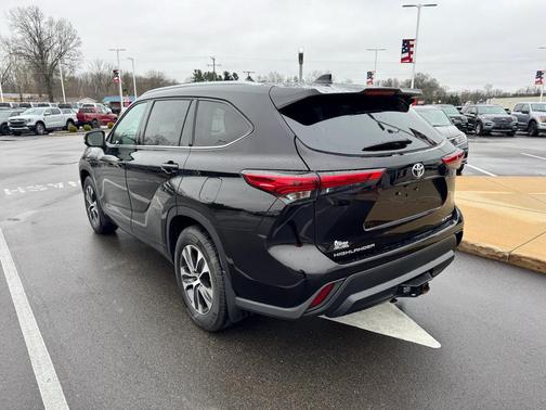 Opulent Amber 2022 Toyota Highlander XLE