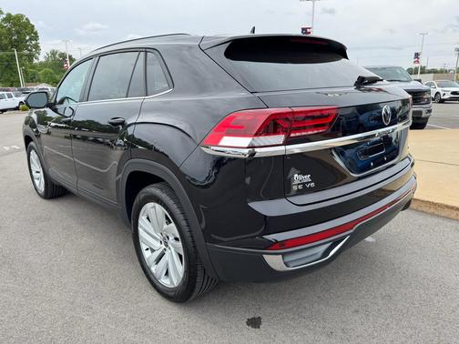 Deep Black Pearl 2022 Volkswagen Atlas Cross Sport 3.6L V6 SE w/Technology