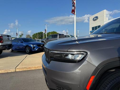 Baltic Gray Metallic Clearcoat 2023 Jeep Grand Cherokee L Altitude