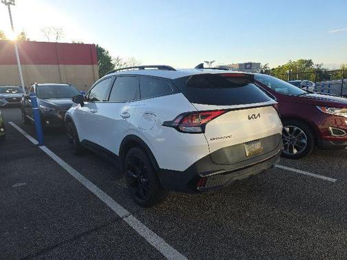 Glacial White Pearl 2025 Kia Sportage X-Line