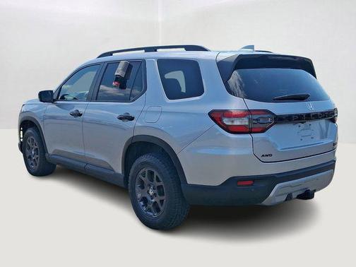 Lunar Silver Metallic 2025 Honda Pilot TrailSport