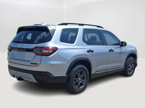 Lunar Silver Metallic 2025 Honda Pilot TrailSport