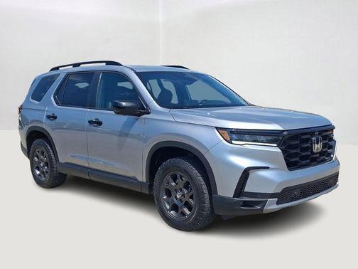 Lunar Silver Metallic 2025 Honda Pilot TrailSport