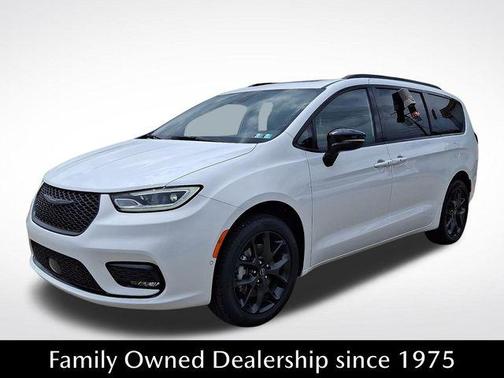 Bright White Clearcoat 2026 Chrysler Pacifica Limited