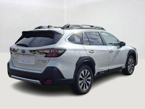 Crystal White Pearl 2023 Subaru Outback Limited XT