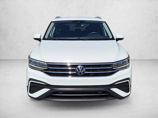 Deep Black Pearl 2024 Volkswagen Tiguan 2.0T SE