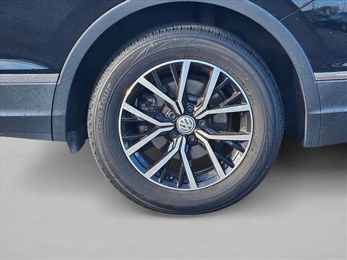 Deep Black Pearl 2021 Volkswagen Tiguan 2.0T SE 4MOTION