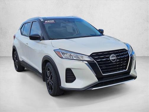 Aspen White Tricoat/Super Black 2024 Nissan Kicks SV