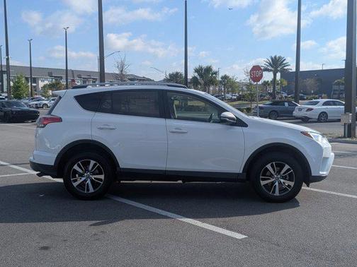 Super White 2018 Toyota RAV4 XLE
