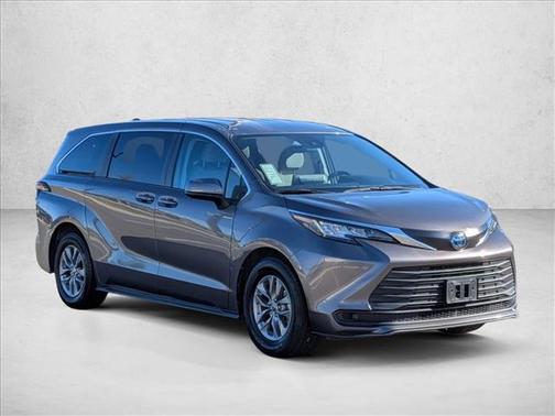 2023 Toyota Sienna LE