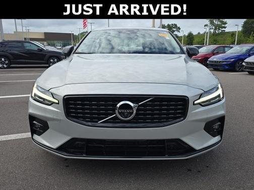 2022 Volvo S60 T5 Momentum