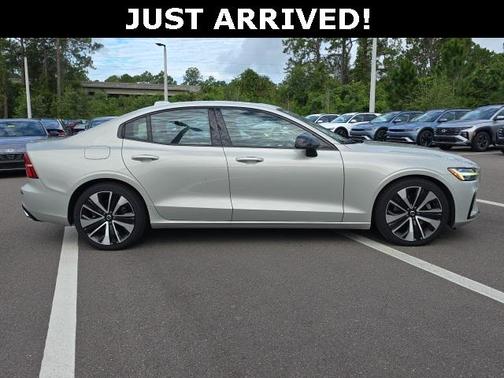2022 Volvo S60 T5 Momentum