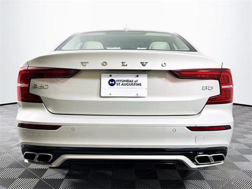 2022 Volvo S60 T5 Momentum