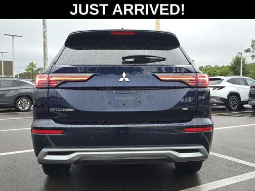 Cosmic Blue Metallic 2025 Mitsubishi Outlander SE