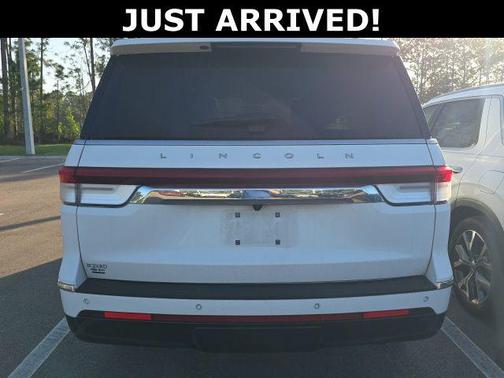 Pristine White Metallic Tri-Coat 2023 Lincoln Navigator Reserve