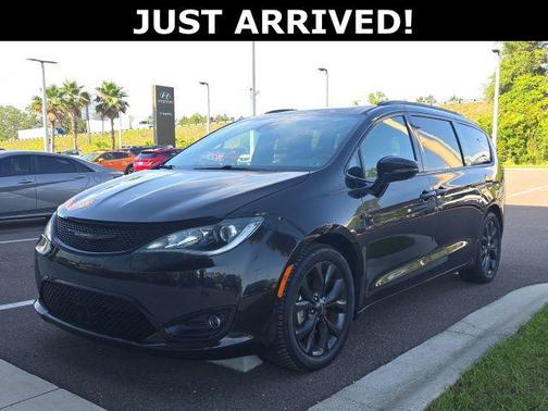 Brilliant Black Crystal Pearlcoat 2019 Chrysler Pacifica Limited
