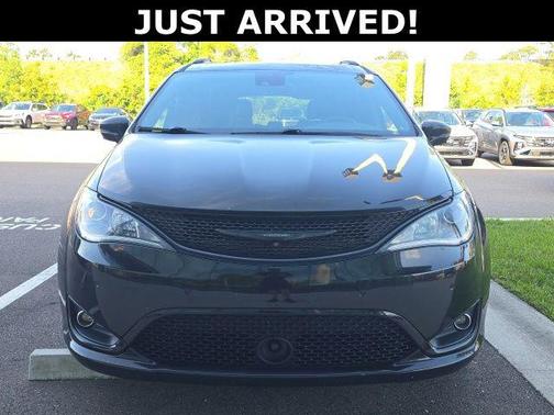 Brilliant Black Crystal Pearlcoat 2019 Chrysler Pacifica Limited