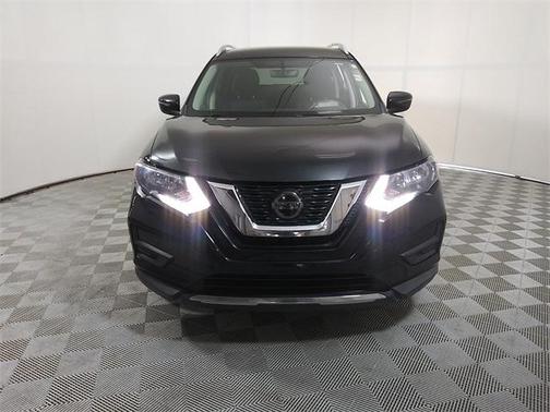 Photo 2 of 30 of 2018 Nissan Rogue SV
