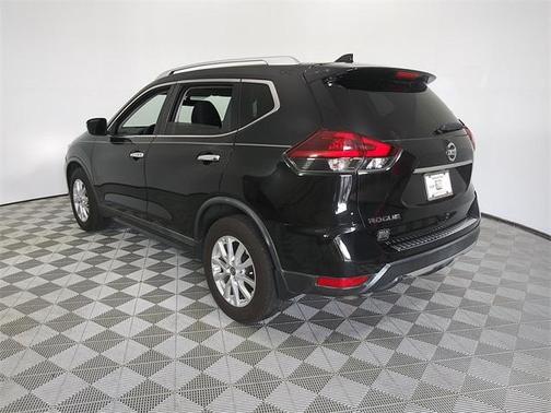 Photo 5 of 30 of 2018 Nissan Rogue SV