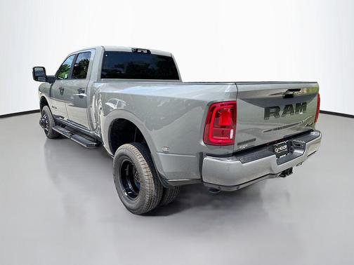 Ceramic Gray Clearcoat 2026 RAM 3500 Big Horn Crew Cab 4x4 8' Box