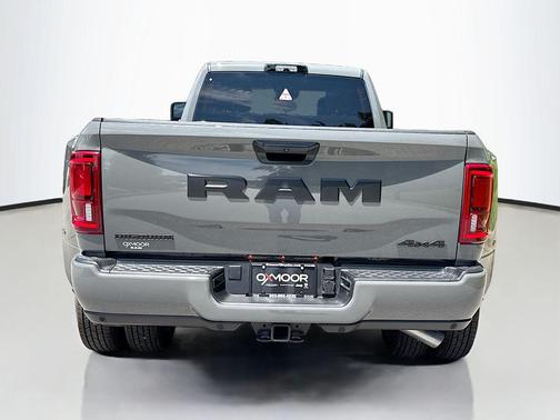 Ceramic Gray Clearcoat 2026 RAM 3500 Big Horn Crew Cab 4x4 8' Box