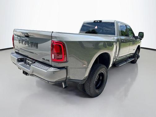 Ceramic Gray Clearcoat 2026 RAM 3500 Big Horn Crew Cab 4x4 8' Box